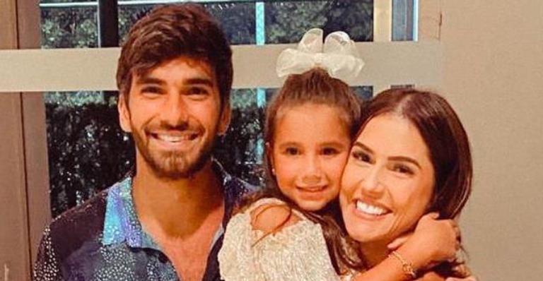 Ao posar com sua família, Deborah Secco se declara para a filha: ”Sua mãe e sua grande amiga”