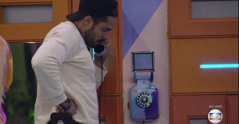 BBB21: Arcrebiano atende o Big Fone pela terceira vez no reality