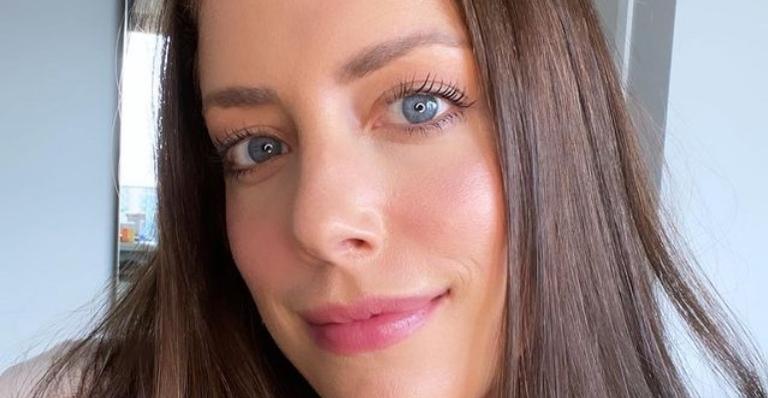 Fabiana Justus encanta ao surgir brincando com as filhas e a irmã caçula, Vicky