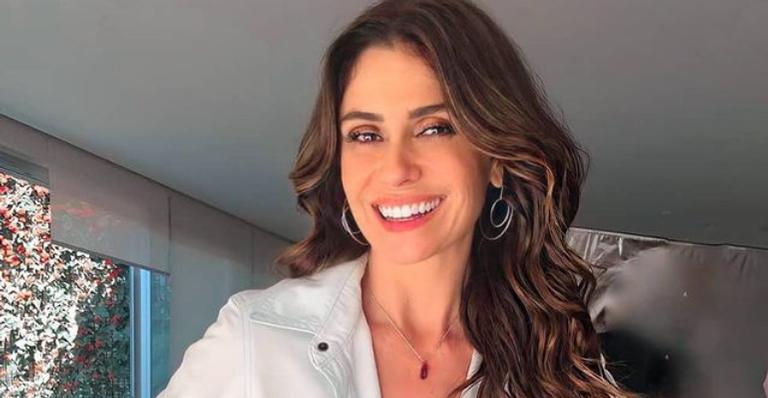 Giovanna Antonelli posa sorridente durante dia de gravação