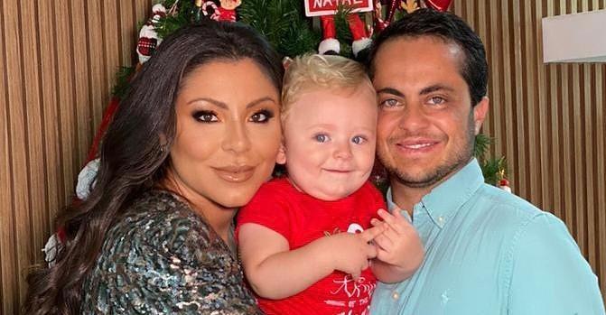 De biquíni, Andressa Ferreira encanta ao posar com Thammy Miranda e Bento: ”Família linda!”