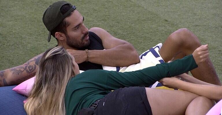 BBB21: Arcrebiano fala sobre seu romance com Karol Conká: ”Ela insistiu tanto”