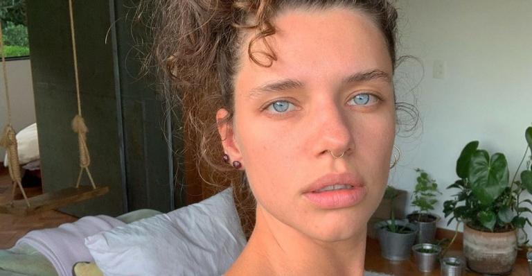 Bruna Linzmeyer posa coladinha com a namorada em clique na cachoeira: ”Bebê”