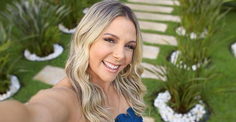 De biquíni estiloso, Carla Perez esbanja curvas bronzeadas e causa: ”Musa perfeita”