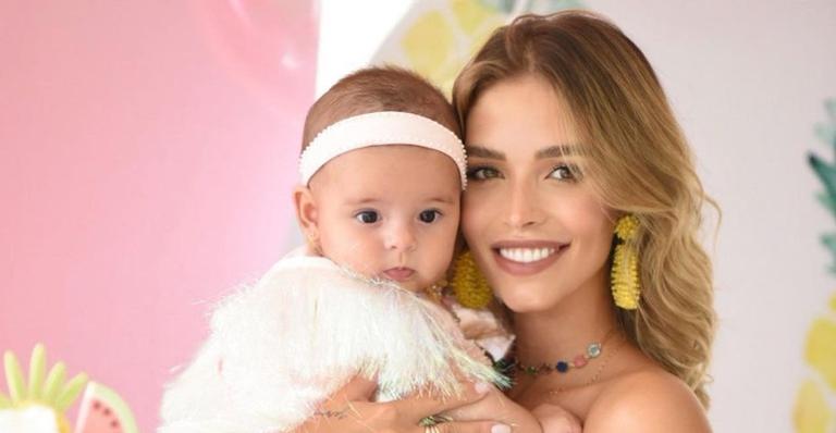 Carol Dias explode o fofurômetro ao mostrar Esther sorrindo: ”Acorda todos os dias assim”