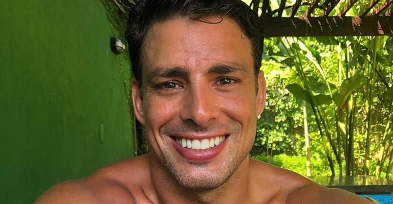 Cauã Reymond exibe talento no surf e impressiona seguidores: ”Me despedindo do fim de semana”
