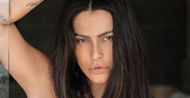 Magérrima, Cleo posa com biquíni fininho e ostenta curvas esculturais: ”E esse corpo?”