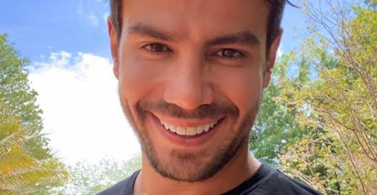 Em viagem paradisíaca, Mariano publica selfie na cachoeira: ”Energia renovada”