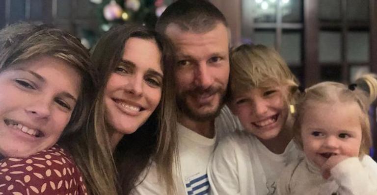 Fernanda Lima brinca após os filhos ‘atrapalharem’ aula de yoga: ”Eles estão sempre me rodeando”