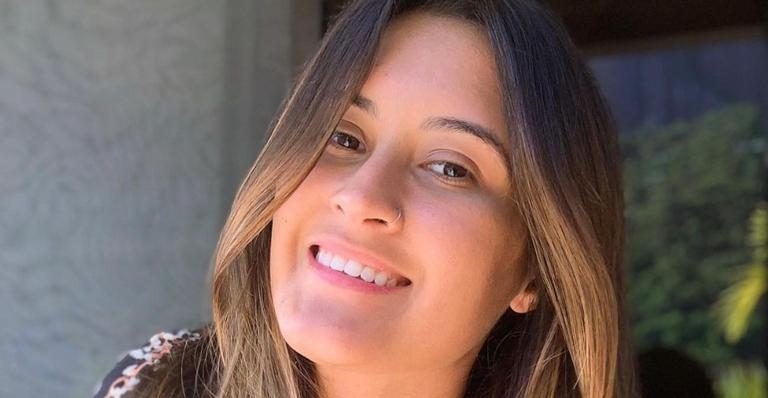 Filha gata de Fátima Bernardes posa com biquíni fininho na piscina e corpão se destaca: ”Musa”