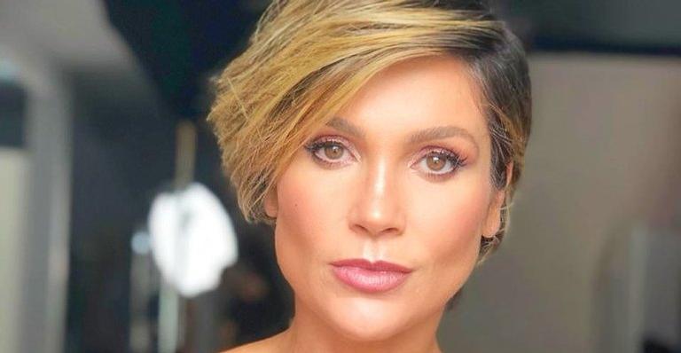 No supermercado, Flávia Alessandra combina sapatos com produtos de limpeza