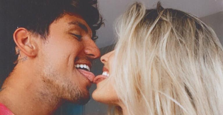 Gabriel Medina mostra aliança de casamento de Yasmin Brunet