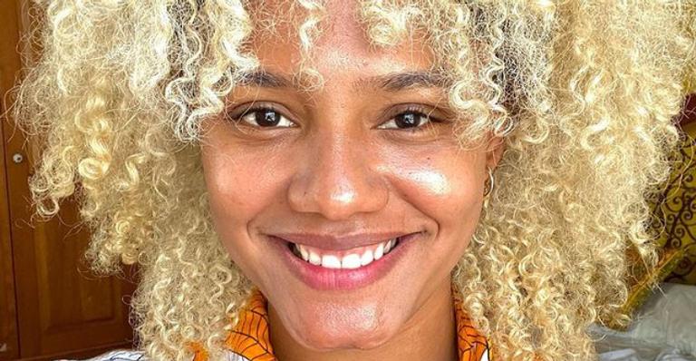 Jéssica Ellen surge sorridente na web e arranca elogios de fãs: ”Que Deusa!”
