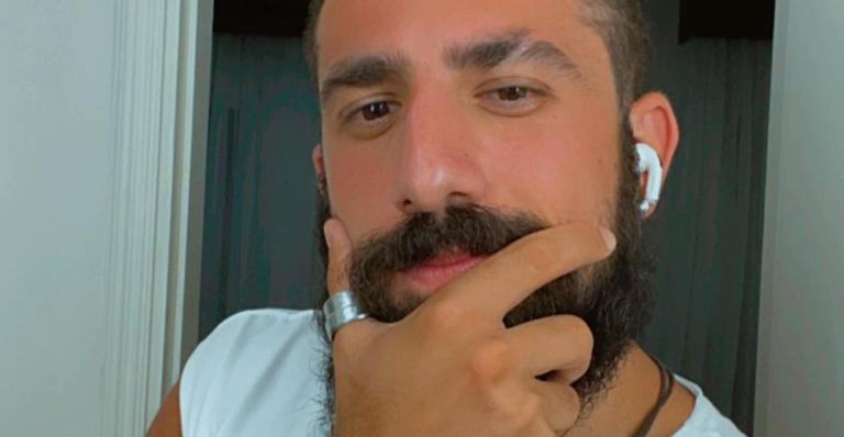 Kaysar Dadour arranca suspiros com cliques provocantes nas redes sociais: ”Vem me pegar”
