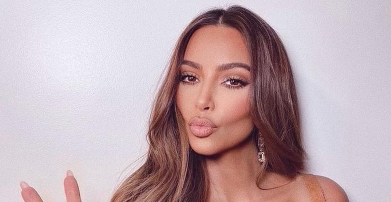Filha de Kim Kardashian recria pose famosa da mãe e semelhança impressiona: ”Idênticas”