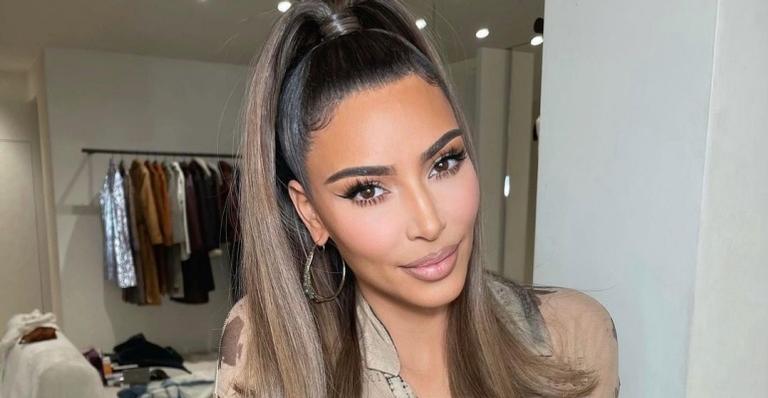 No Caribe, Kim Kardashian ostenta corpaço ao posar de biquíni verde: ”Quente”