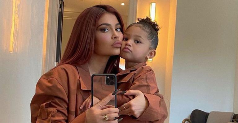 Filha de Kylie Jenner é clicada em jatinho particular e rouba a cena com beleza