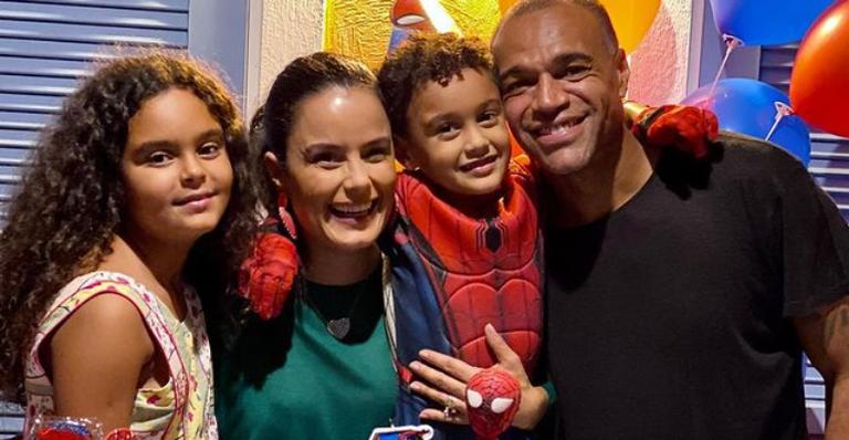 Luciele Di Camargo publica clique de Denilson com a filha, Maria Eduarda e se derrete: ”Cúmplices”
