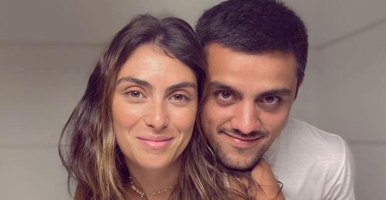 Mariana Uhlmann aproveita final de semana com o marido, Felipe Simas, e agradece