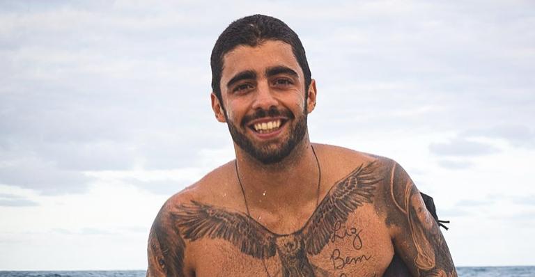 Descamisado, Pedro Scooby posa na praia e recebe elogios da web: ”O homem mais lindo do mundo”
