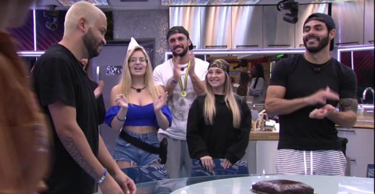BBB21: Confinado, Projota se emociona ao cantar parabéns para a filha: ”Não queria estar longe”
