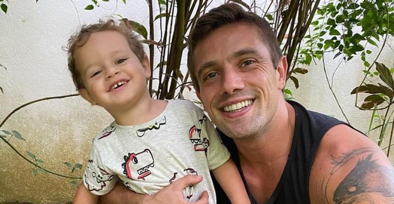 Rafael Cardoso exibe momento de carinho com o filho, Valentim: ”Só alegria!”