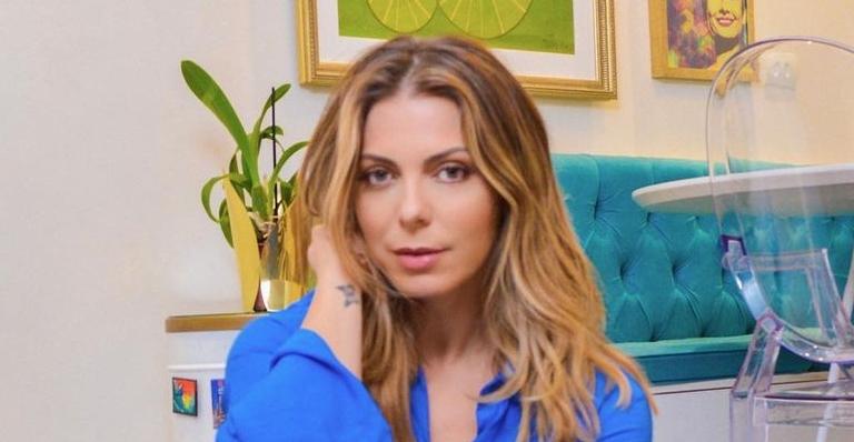 Sheila Mello posa sensual só de camisa e ostenta corpaço impecável: ”Que espetáculo!”