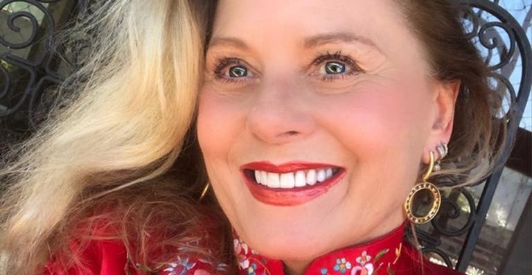 Vera Fischer curte noite na piscina e coleciona elogios: ”Gata demais, Brasil”