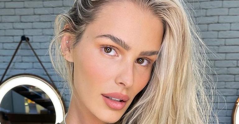 Yasmin Brunet posa com biquíni fininho na praia e ostenta shape impecável: ”Que corpo!”