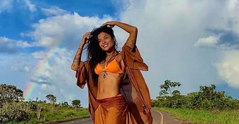 Aline Riscado arranca suspiros ao posar para lindíssimo registro em meio à natureza: ”Do mato”