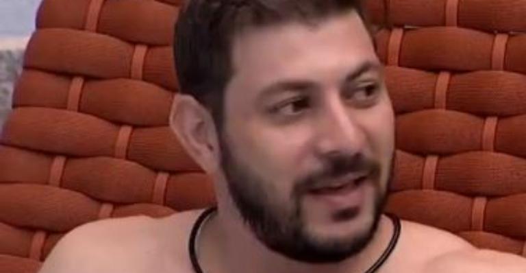 BBB21: Caio desabafa para Arcrebiano: ”Me machuca, sabe, me deixa magoado”