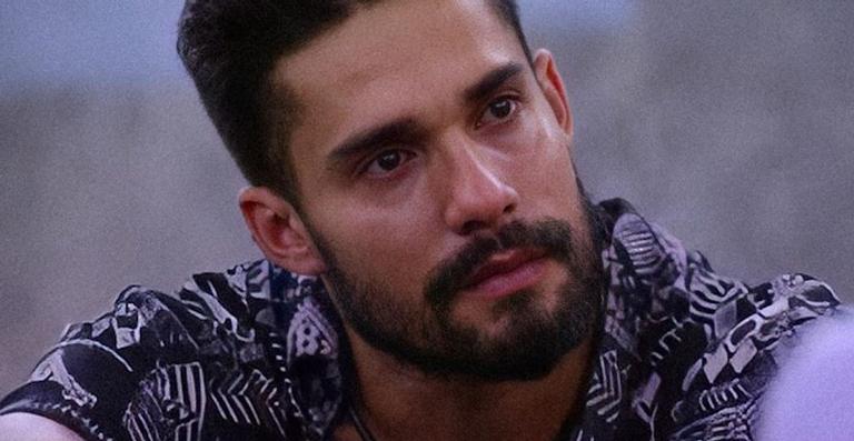Após choro, equipe de Arcrebiano se posiciona e pede sua saída: ”Pelo bem dele”