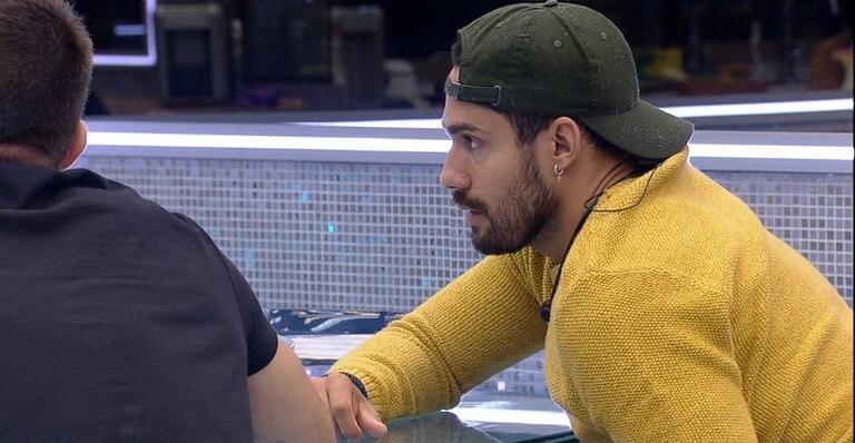 BBB21: Após serem chamados de bananas por Carla Diaz, Arcrebiano aconselha Arthur sobre sister