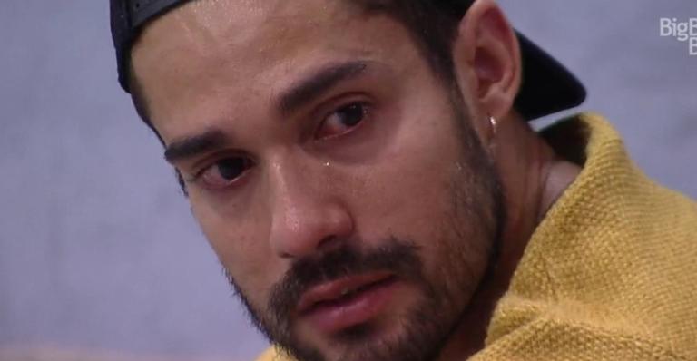 BBB 21: Bil chora e desabafa: ”Eu era uma pessoa anônima, mas era feliz. Agora estou triste!”