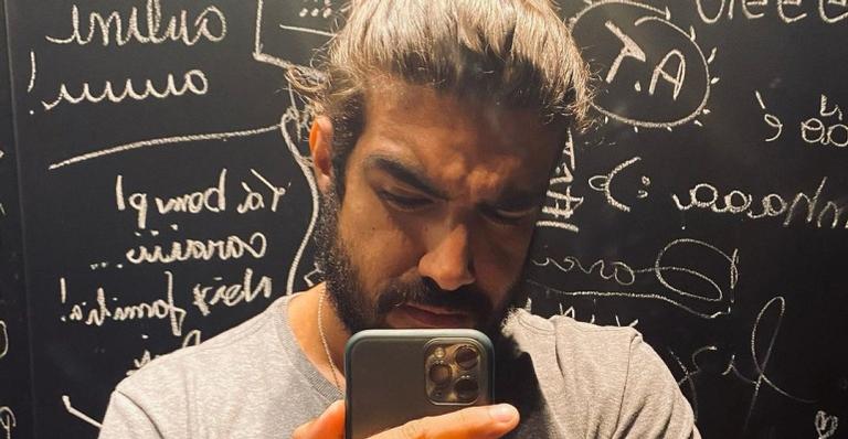 Caio Castro brinca sobre novo corte de cabelo e web reage: ”Que susto”