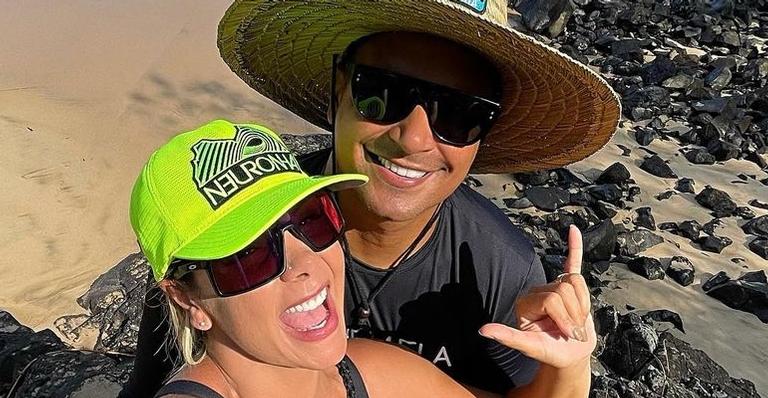Carla Perez se declara ao marido, Xanddy, em cenário paradisíaco de Noronha: ”Meu amor só aumenta”