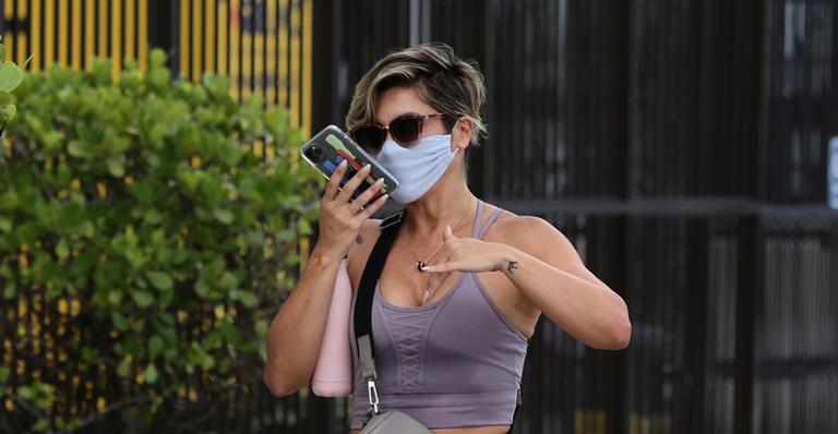 Flávia Alessandra esbanja corpo sarado ao ser flagrada com look fitness