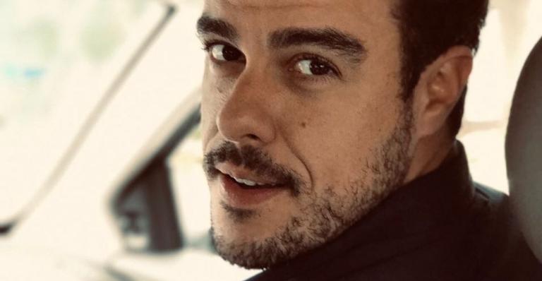 Joaquim Lopes publica montagem com pose inusitada de yoga e diverte web: ”Tá amarrado!”