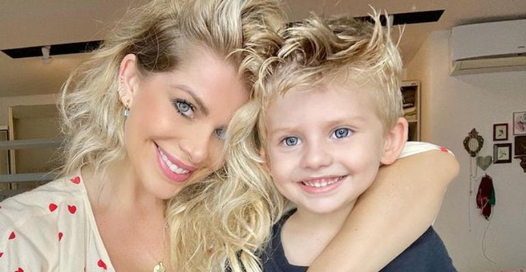 Karina Bacchi encanta fãs ao exibir primeiro dia de aula de Enrico: ”Coisa mais linda!”