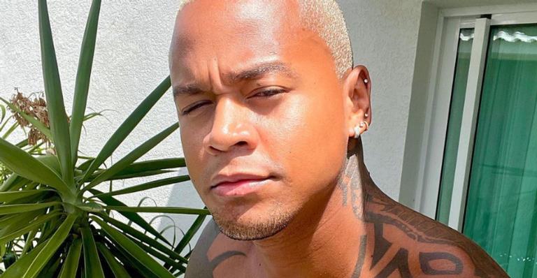Nos bastidores de programa do Multishow, Léo Santana mostra look e é elogiado na web