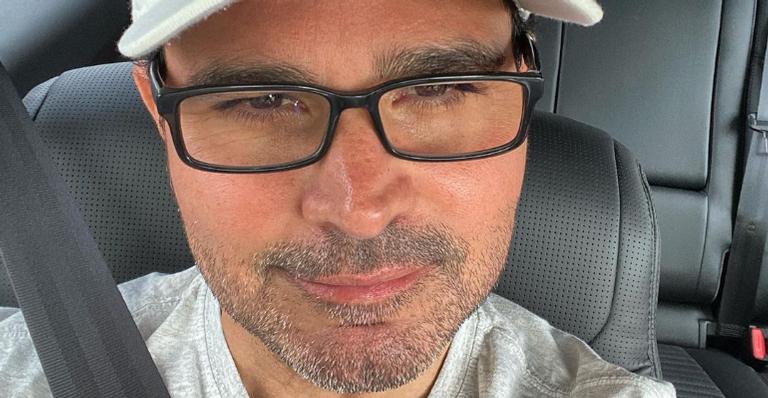 Luciano Camargo publica foto com o filho e choca web com semelhança: ”Parecem irmãos”