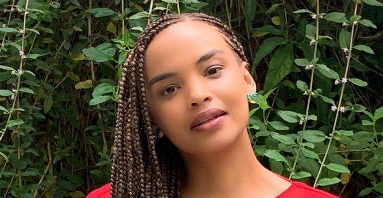 Lucy Ramos encanta web ao posar com seus cachorrinhos: ”Pacotinhos de amor”