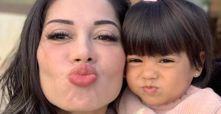 Mayra Cardi mostra talento da filha para atuação e choca web: ”Ela é expressiva e esperta”