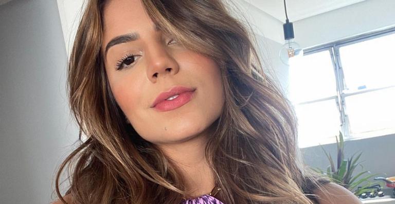 Ostentando beleza, Hariany Almeida posa na piscina e leva fãs ao delírio: ”Você é maravilhosa”