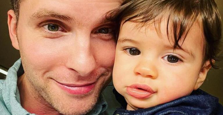Thiago Fragoso leva filho caçula à praia pela primeira vez: ”Apresentando o mar pro meu pequeno”