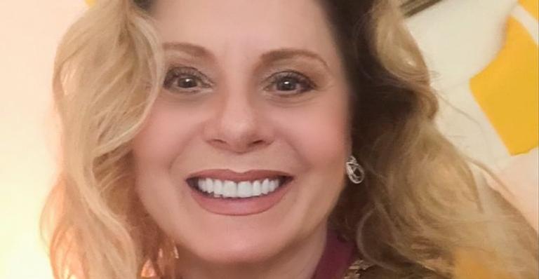Vera Fischer posa toda sorridente em selfie deslumbrante: ”Amor e respeito”