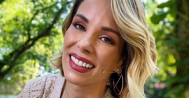 Ana Furtado posta vídeo fofíssimo com os cachorros: ”Ataque de beijos”
