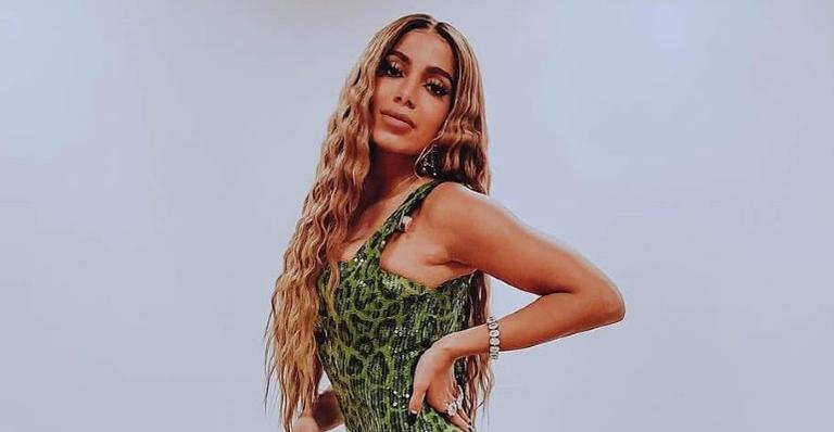 Anitta mostra a recepção calorosa que teve ao chegar em casa no RJ