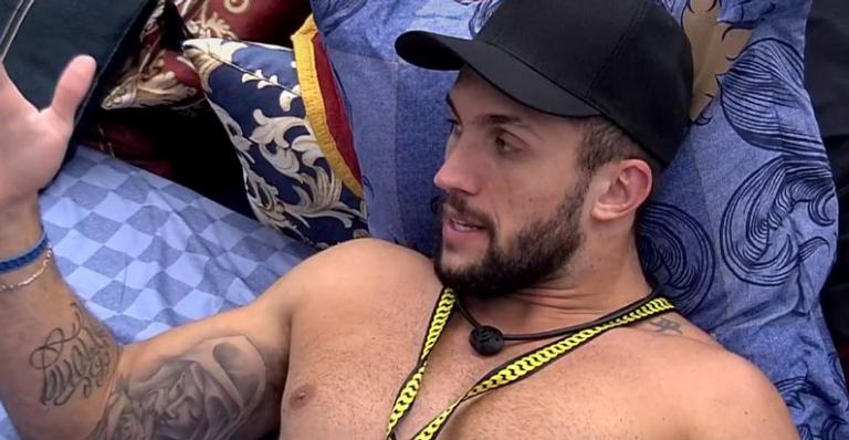 BBB21: Arthur desabafa sobre relação com Carla Diaz: ”A mina ficar me tirando toda hora”