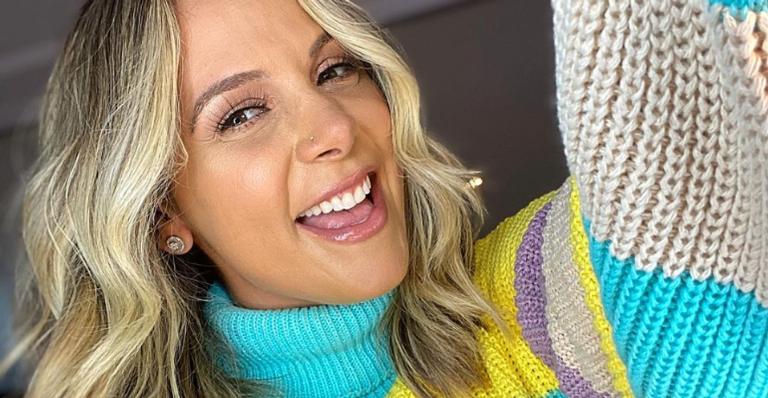 Carla Perez exibe look tendência do verão em Fernando de Noronha e chama atenção da web